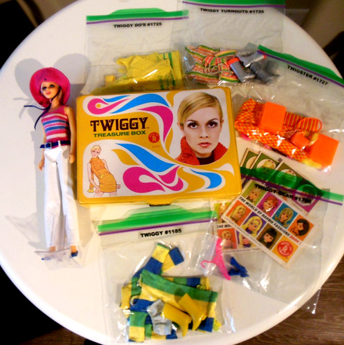 TWIGGY Mattel Doll Original All 5 Outfits Stand Shoes Brochures + Treasure Box