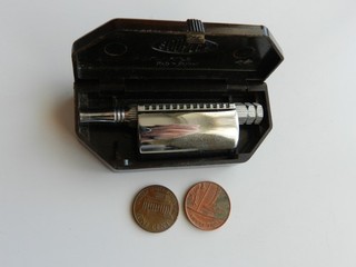 A 3 PIECE 'SOUPLEX' SAFETY RAZOR in BAKELITE CASE. MADE in ENGLAND. OPEN COMB.