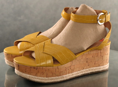 Marc Fishers NWOB Women's Wedge Sandals Size 9.5 Crocs Print Leather Mustard