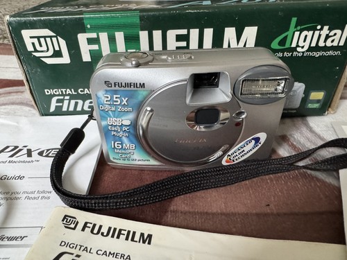 Fujifilm Finepix A201 2.0mp Digital Camera Boxed Excellent - Picture 2 of 4