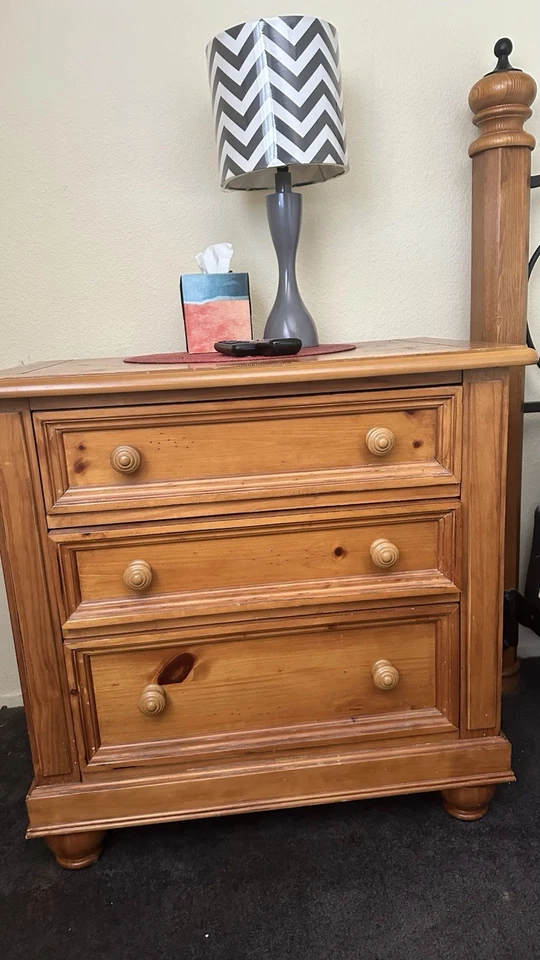 Juego de muebles de dormitorio de madera maciza de pino CalKing Foto 3 de 4