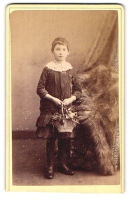 Fotografie R. Robert Willson, Walworth, 116 Walworth Road, Mädchen mit Halskett 
