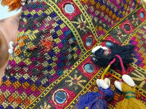 Borsa Dote Ricamata Banjara Vintage con Conchiglie Cowrie India - Foto 10 di 11