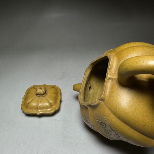 Chinese Yixing Zisha Clay Handmade Exquisite Teapot (筋纹梅兰竹菊 底款:陈鸣远) - Picture 8 of 9