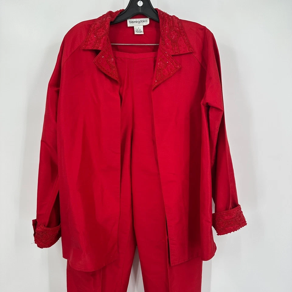 Conjunto de 2 piezas de traje pantalón de seda Bloomingdale's para mujer talla 6 con cuentas rojas glamour navideño Foto 2 de 4