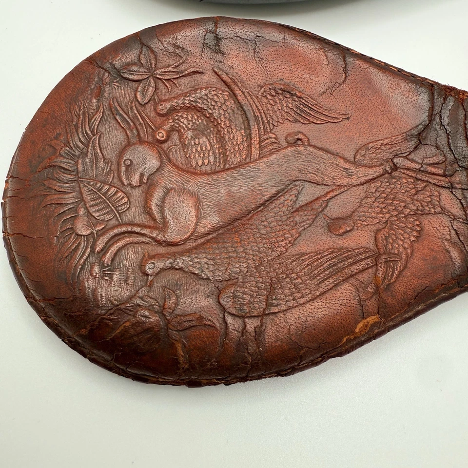 Antiguo frascos de polvo cubiertos de cuero lote de 2 escenas de caza en relieve mediados del siglo XIX Foto 2 de 4