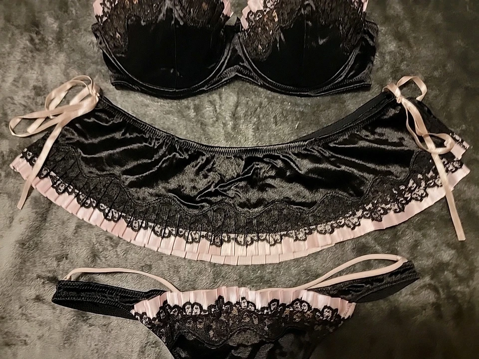 Victoria's Secret Black Pleated Bra/ Garter/Thong Set 36/L - Image 3 of 4