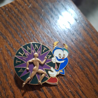 Pin's Officiel Atlanta 1996 – Mascotte Izzy Friends Forever, Produit Sous Licence