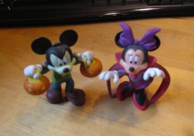 Micky Maus mit Minnie Maus Halloween-Figuren