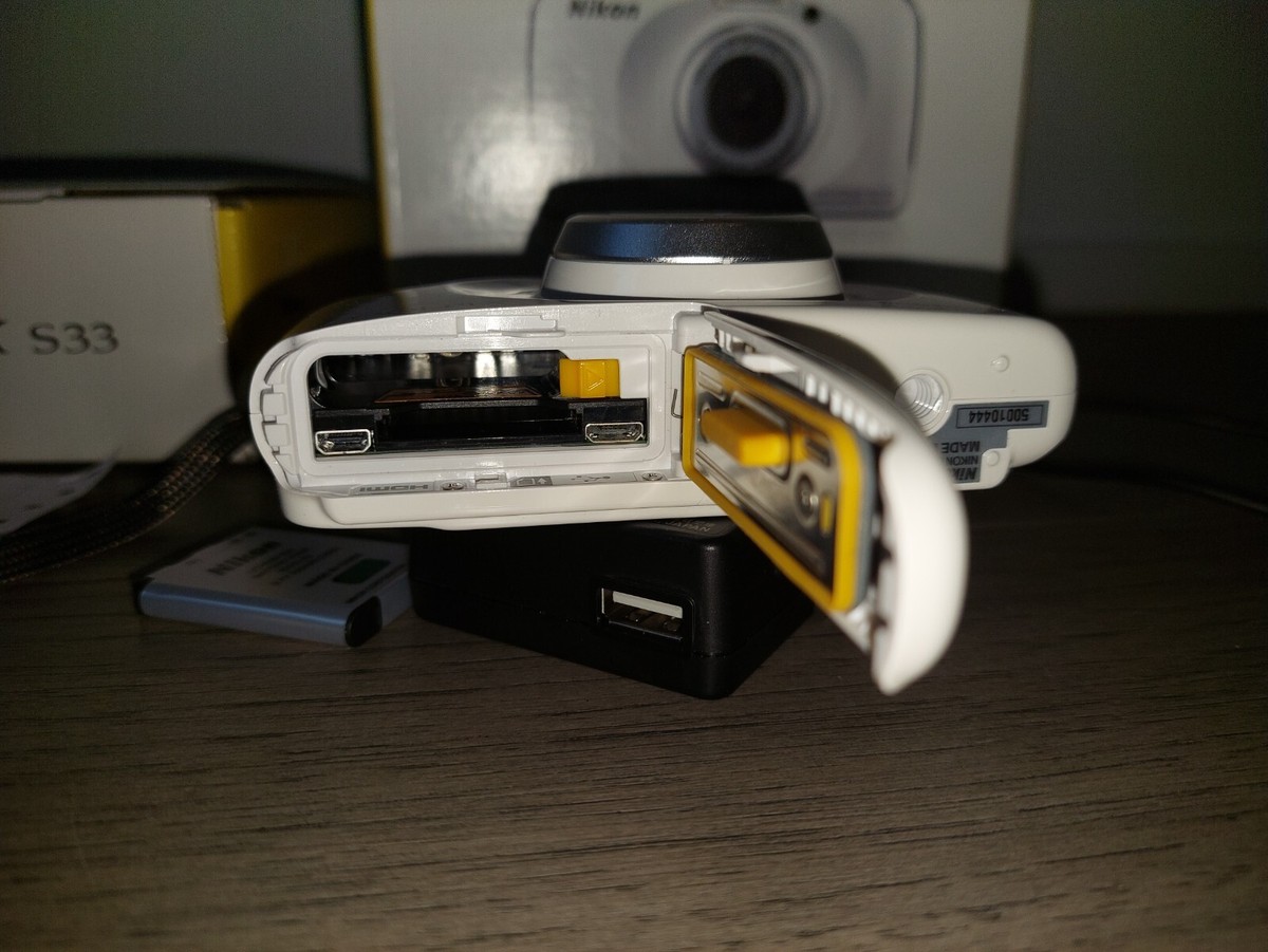 Nikon COOLPIX S33 13.2MP Digital Camera - White GREAT condition