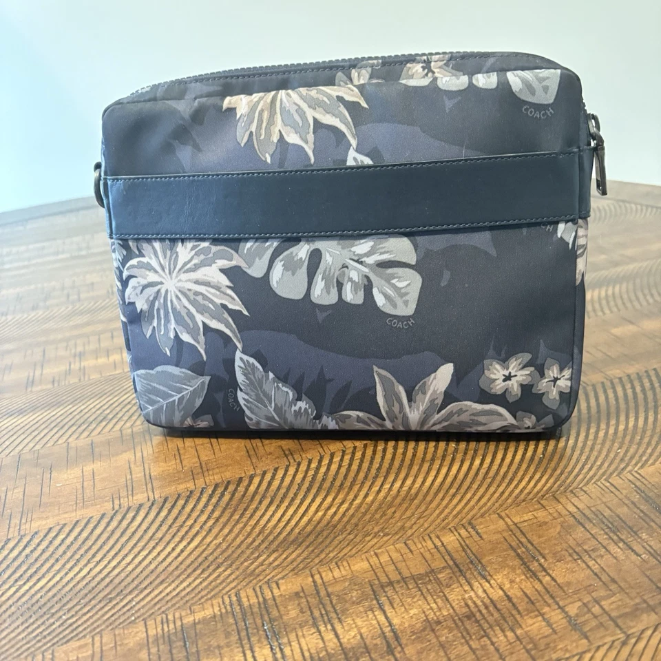 Funda para iPad/tablet Coach negra con flores Foto 2 de 4