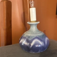 VINTAGE STUDIO ART POTTERY GLAZED HAND CRAFTED BLUES & WHITE TABLE LAMP 8"
