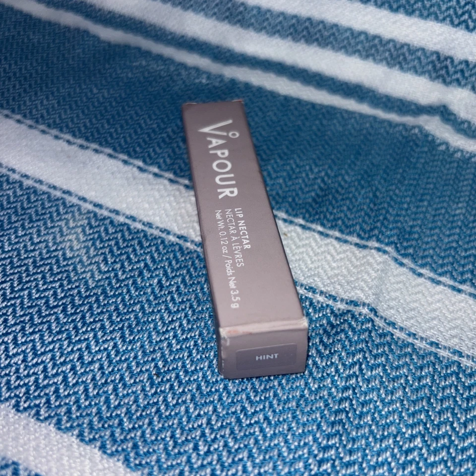 VAPOUR Beauty - Lápiz labial nutritivo y ligero tono néctar labial pista Foto 4 de 4