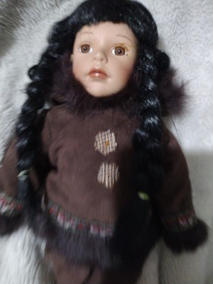 NATIVE AMERICAN MÄDCHENPUPPE MIT ECHTEM PELZ GEFÜTTERT 