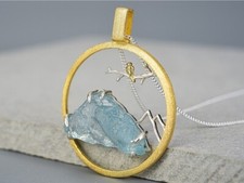 K15 Anhänger Vogel in Landschaft Berg aus Aquamarin 925 Sterlingsilber vergoldet