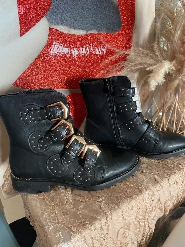 bottines femme pointures 37 en bon état Manques quelques strass à l' arrière - Photo 1/4