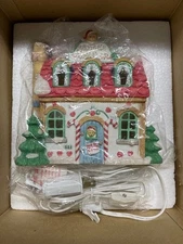 Cherished Teddies Vintage "Santa's Workshop" Building -Light Cord Included
