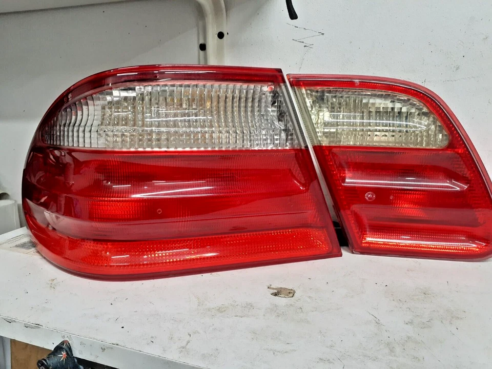 Conjuntos de luces traseras transparentes originales Mercedes-Benz E320/E430 2000-2002 Foto 3 de 4