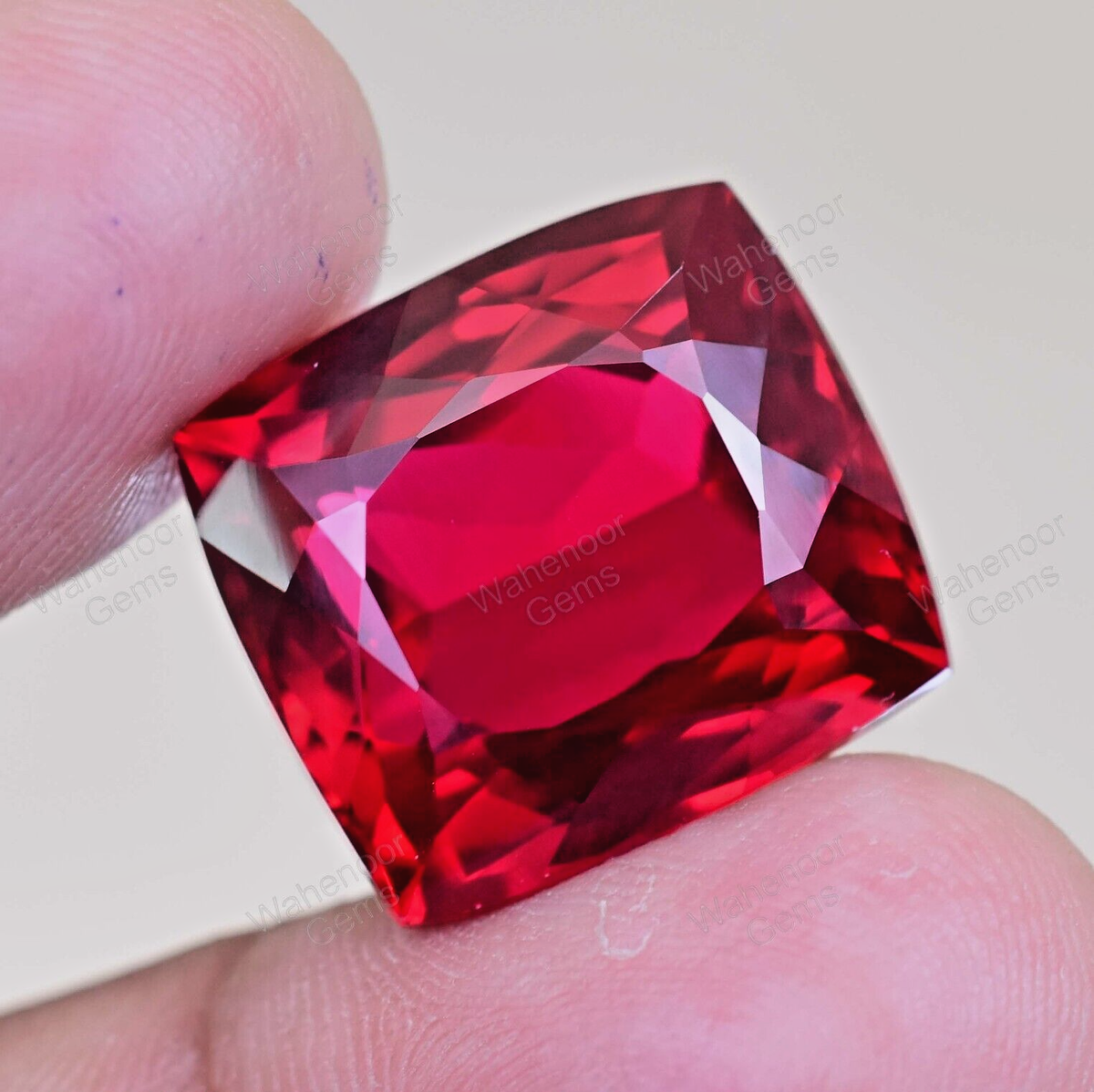 Rubis Coussin Naturel - 16,90 Carats - Rouge Sang - Certifié AGL - Traité Par Chauffage - Origine Mozambique