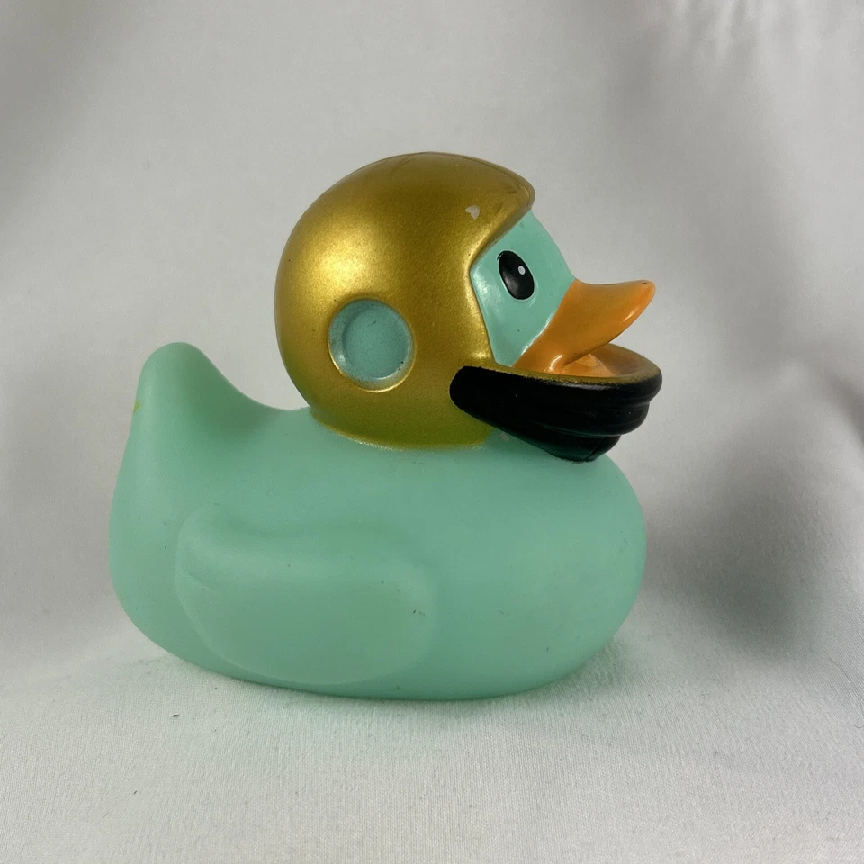 Infantino 3.5” Azul Aqua Bañera de Goma Pato Fútbol Casco Dorado Tema Foto 3 de 4