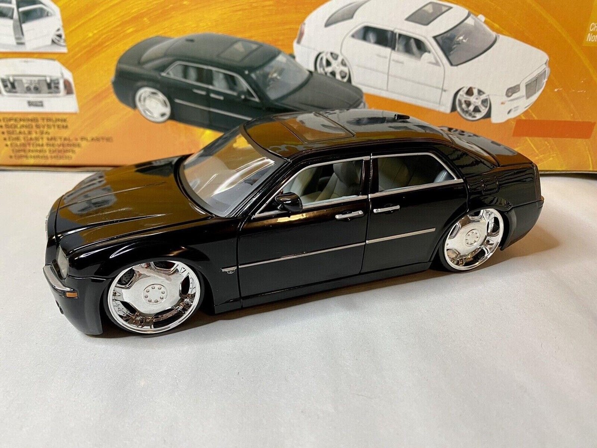 Jada Dub City Chrysler 300C 1:24 Diecast display box (4
