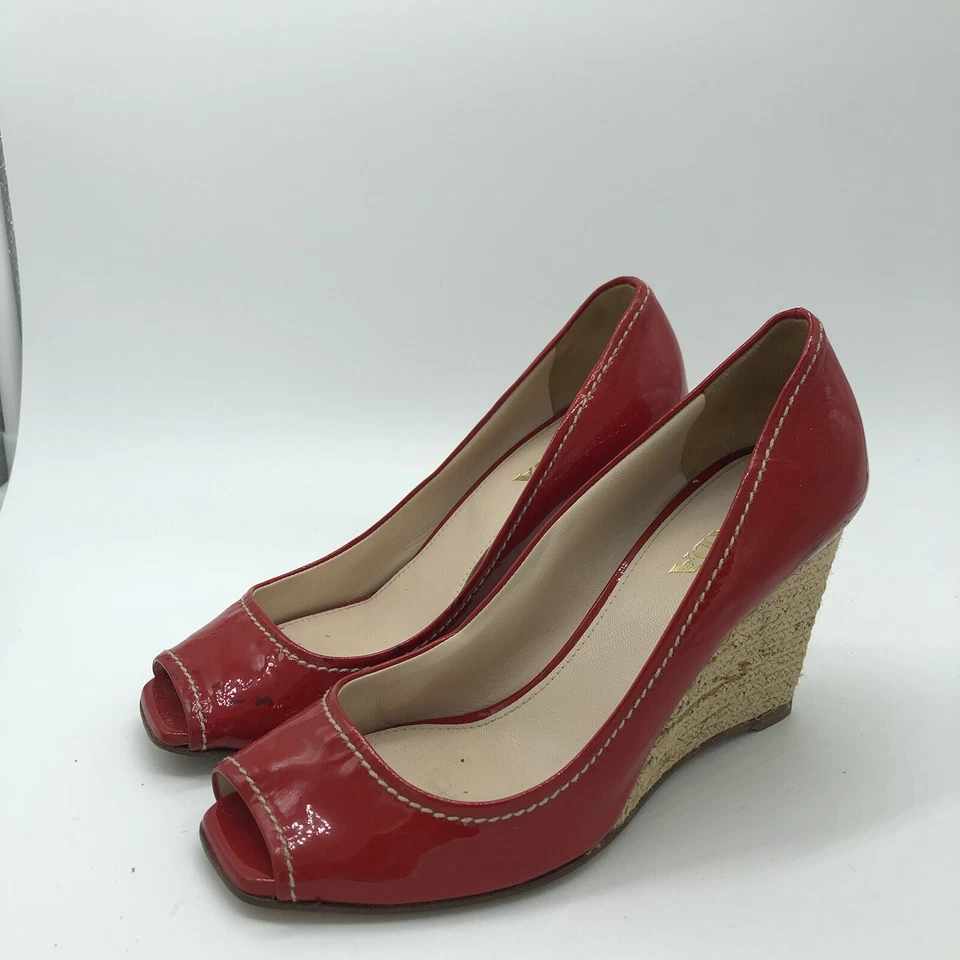 Alpargata de charol rojo Prada cuña punta abierta tacones talla 36 usada en excelente estado Foto 2 de 4