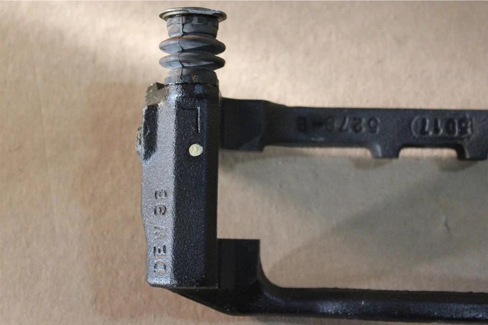 2006 林肯 LS 盘式制动卡钳支架 BRBCF22 左前发动机 — 第 3/4 张图片