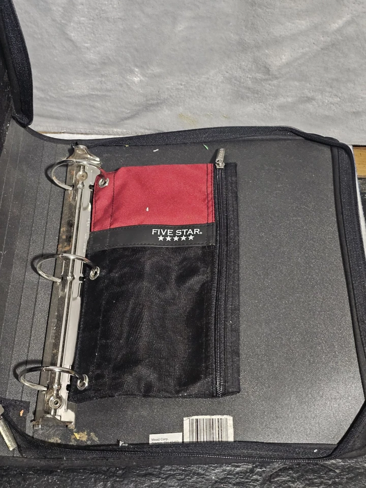 Carpeta de tres anillos de colección Mead negro rojo cinco estrellas Trapper Keeper escuela usada en excelente estado Foto 2 de 4