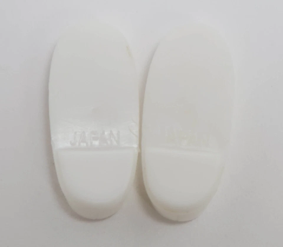 Zapatos planos vintage Tutti/Chris con arco de plástico blanco Japón Mattel Foto 4 de 4