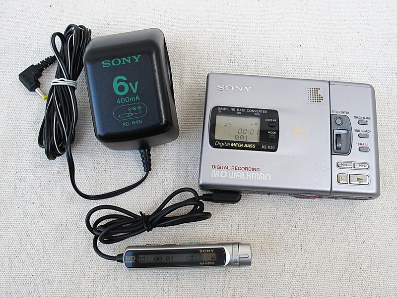 SONY MZ-R30 Walkman MD mini-disc player/recorder w/ charger and RM-MZR55 remote