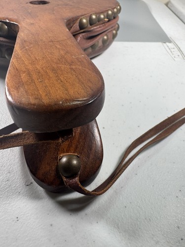 Soffietto per camino vintage lavorato a mano in legno e pelle con borchie in ottone - Foto 10 di 14
