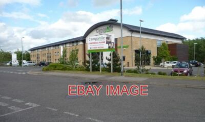 FOTO DER CAMPANILE LOAKE CLOSE GRANGE PARK TEIL EINER KLEINEN KOMMERZIELLEN ENTWICKLUNG