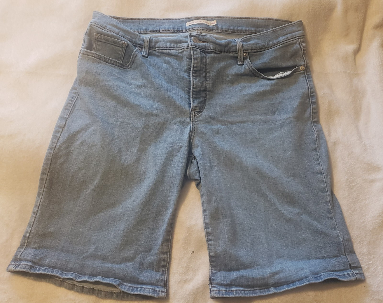 Levis Bermuda Shorts Womens  18W Blue Jean Light Wash Denim Mid Rise Zip Fly