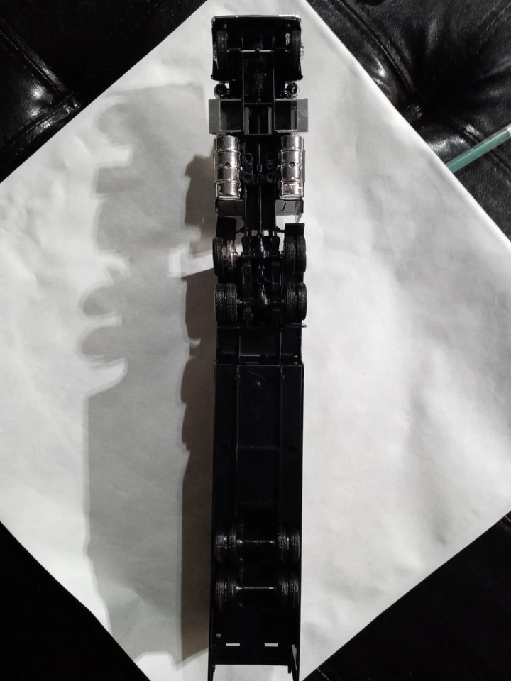 GUNS N' ROSES Tour Semi Truck Trailer Diecast w/ Box 1:43 Rock Band Collectible - Image 3 of 4