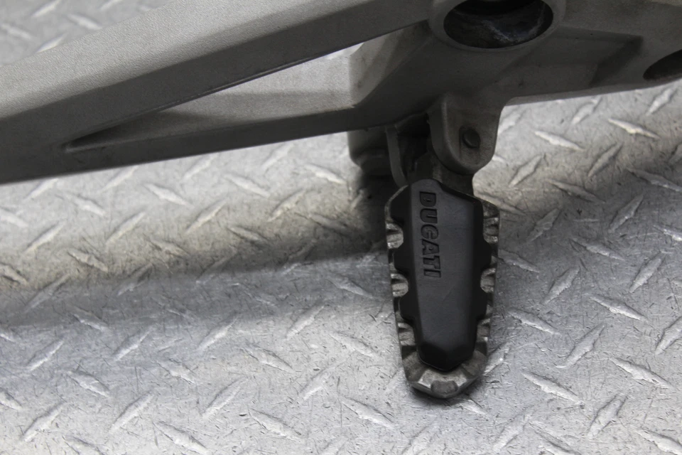 2009 DUCATI MONSTER 1100 APOIO PARA OS PÉS DIANTEIRO DIREITO PEG STEP 82411441B - Imagem 3 de 4