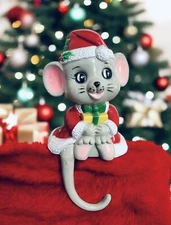 Vintage Giftco Christmas Stocking Hanger Santa Mouse Plastic Shelf Sitter