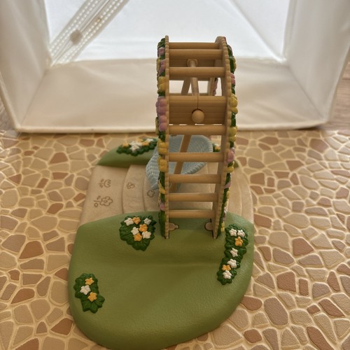 Sylvanian Families Primrose Park Swing Set floral swing garden - Picture 2 of 5
