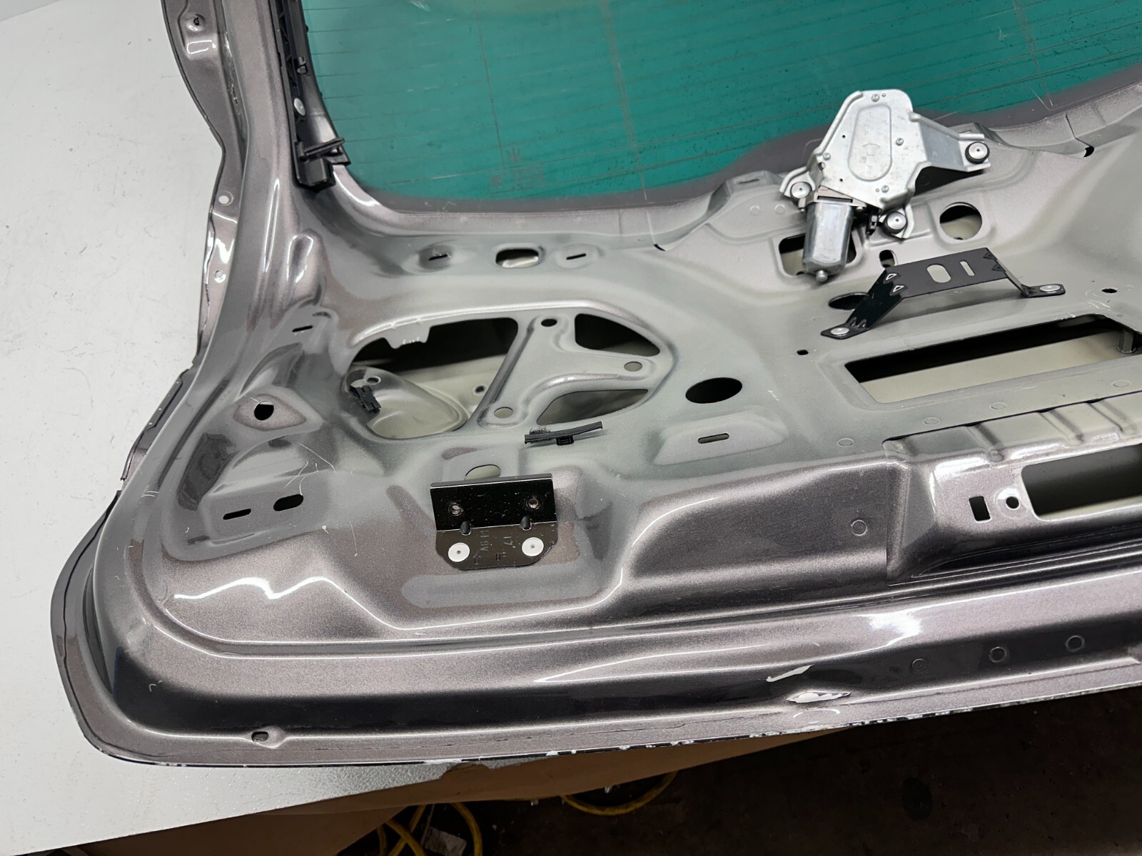 2017-2024 MASERATI LEVANTE REAR TRUNK LID TAILGATE SHELL w/ Glass Heat OEM M161