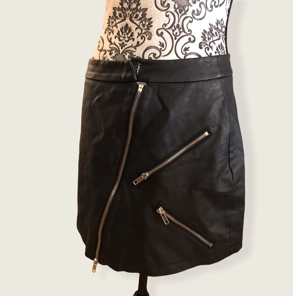 Minifalda negra Material Girl imitación cuero con cremallera punk, grunge Foto 2 de 4
