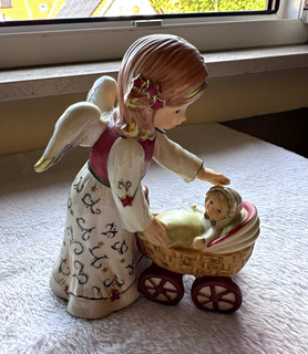 Goebel Porzellanfigur Engel mit Kinderwagen mehrfarbig handbemalt