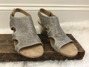 bandolino b flexible wedges