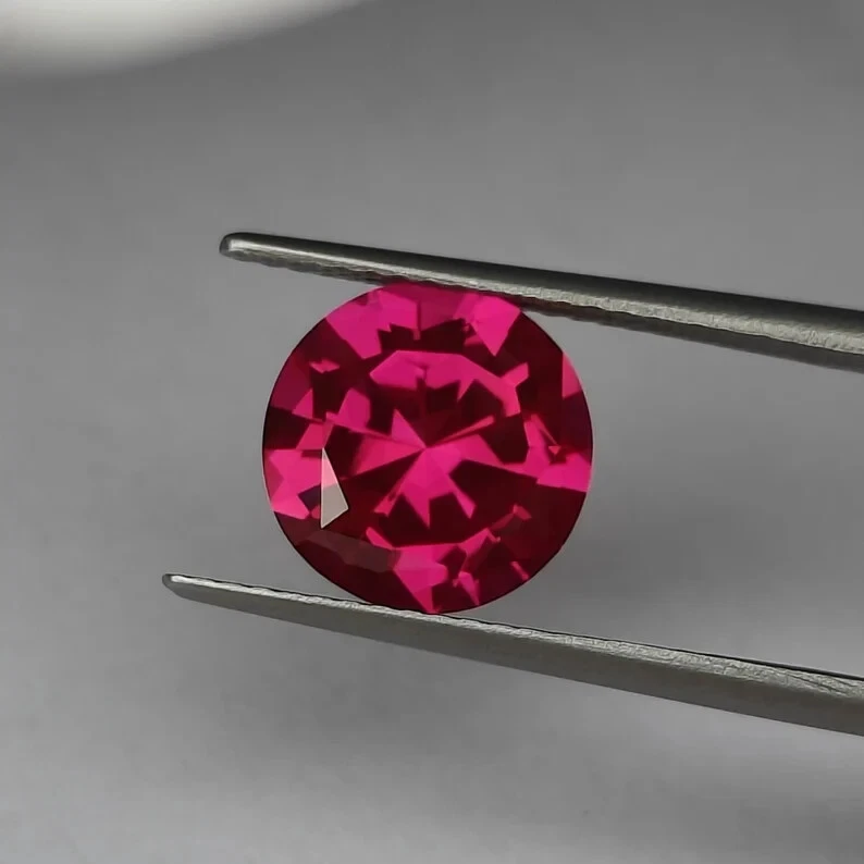 Precision Cut - 4.70 ct Ruby, Deep Star Cut Lab Ruby, 10 MM Round Cut Ruby - Image 3 of 4