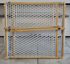 SAFETY FIRST WOODEN EXPANDABLE GATE FOR BABIES OR PETS 26 BY 24 INCHES