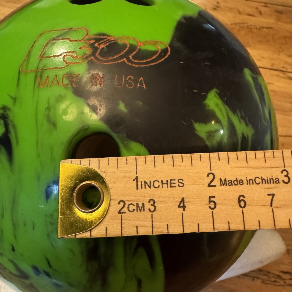 Vintage Columbia WD C300 8.5 lb. Lime Green Bowling Ball with