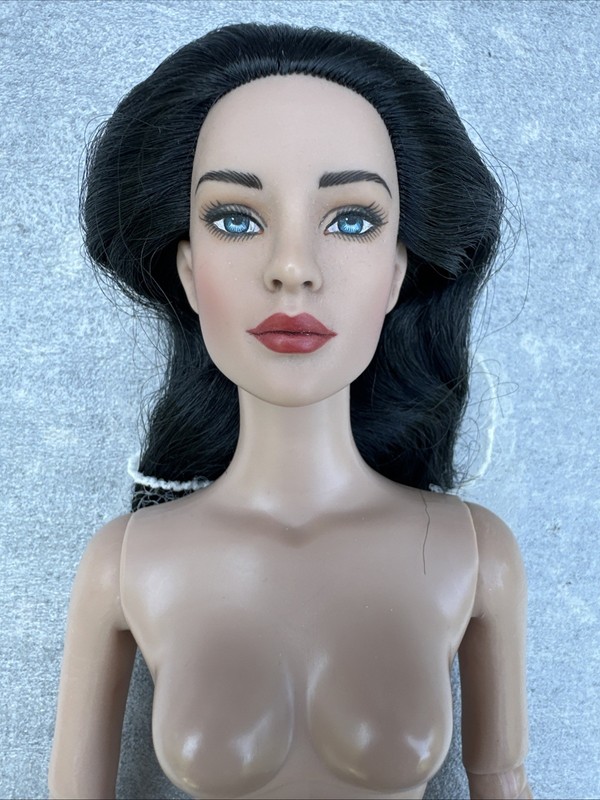 Tonner 2007 Ultra Basic Tyler Wentworth 2.0 Sculpt RAVEN 16" Fashion Doll BW Bod