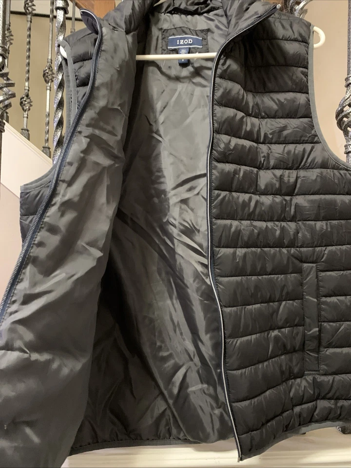 Chaleco acolchado Izod talla mediana. Excelente estado. Cremallera completa. Bolsillos. Sin capucha Foto 3 de 4