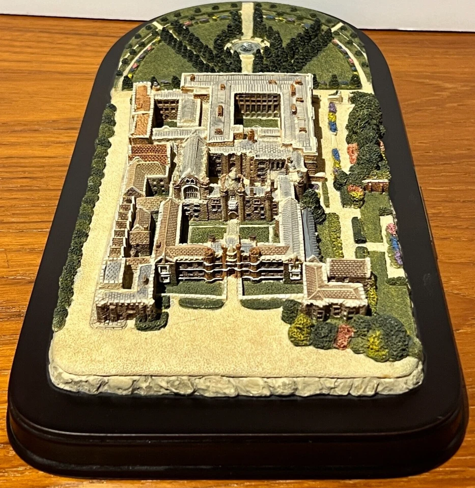 Huge Detailed HandPainted Hampton Court Palace Model British Heritage Collection - Image 3 of 4
