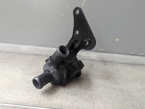 Original VW AUDI Skoda Zusatzwasserpumpe mit Halterung  5Q0965561B 7LA121079