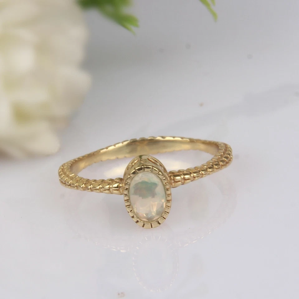 Anillo de compromiso ovalado enchapado en oro amarillo ópalo etíope para mujer  Foto 3 de 4