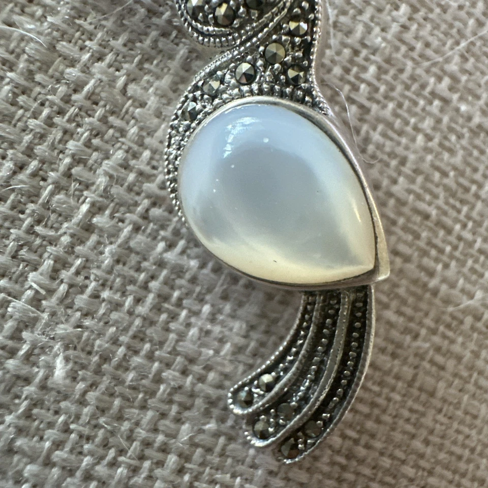 Precioso broche o alfiler de marcasita francesa 925 pájaro con ojo de gema roja. Foto 4 de 4